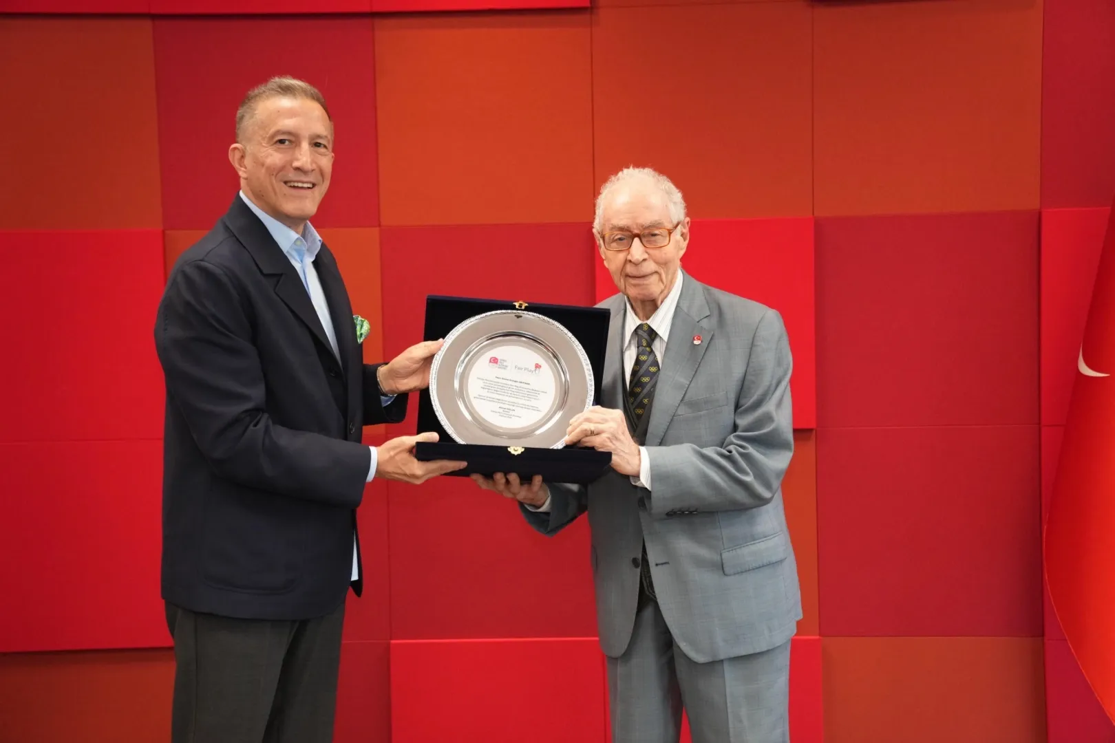 Erdoğan Arıpınar receiving the Fair Play Service Honorary Award